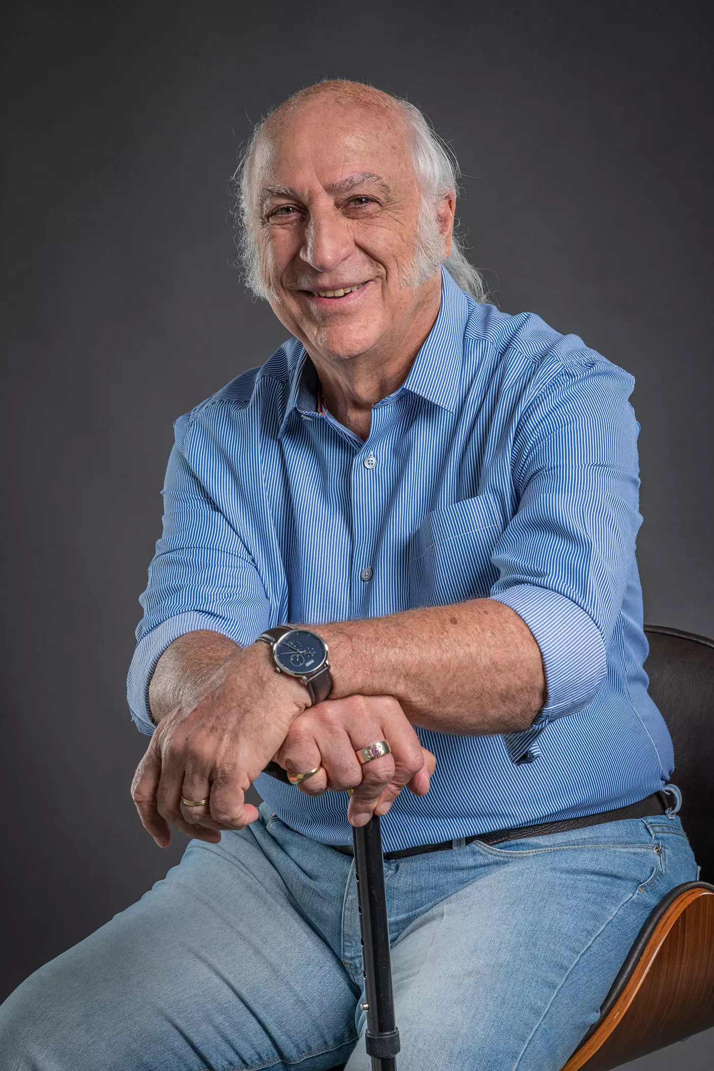 Sergio Palazzo sentado de camisa, olhando diretamente para a câmera.